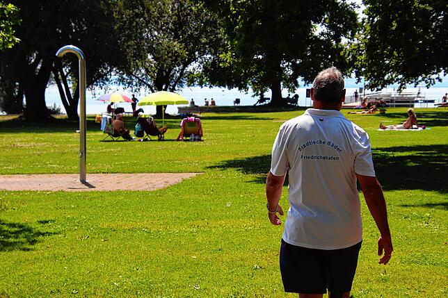 Theo Schlägel auf seinem Weg durchs Strandbad.