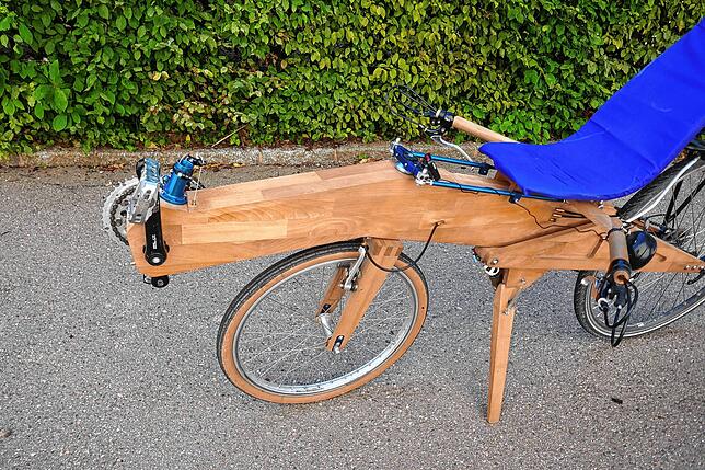 Typisch für ein Liegefahrrad die vorgelagerte Tretkurbel.