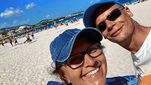 Angekommen im Süden: Eva und Frank Burkart am Strand von Mallorca in ihrer neuen Heimat.