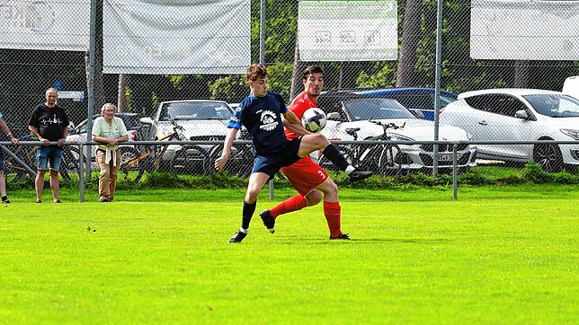 Die SG Riedöschingen/Hondingen (Moritz Scheyer, links) verlor mit 1:3 gegen den FC Pfaffenweiler (Patrick Thoma).