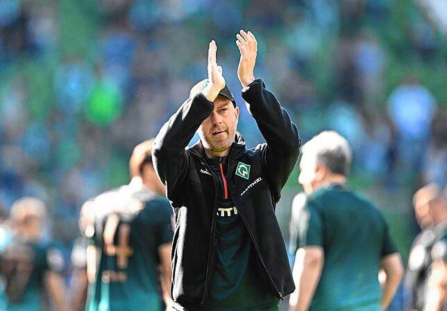 Werder-Trainer Ole Werner bedankt sich im Weserstadion bei den Fans.