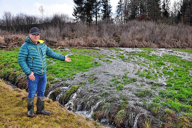 Unser Bild zeigt Landwirt Clemens Spieß vor vier Jahren, der die Auswirkungen der Biberaktivitäten am Mühlkanal in Dietershofen zeigte.