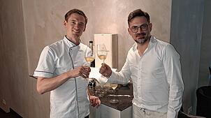 Küchenchef Patrick Stier (links) und Investor Benjamin Etter stoßen auf ihre gemeinsame Zukunft im Papageno an. Als Duo fungieren sie ...