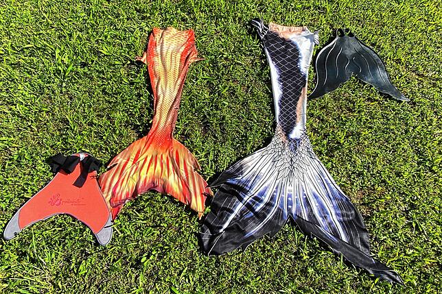 Für Mermaiding gibt es verschiedene Flossen und passende Bezüge, die bis über den Bauch reichen.