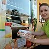 Beim Bauernhof Kammerer gibt es die Eier seit Kurzem auch aus dem Automaten. Im Bild Manuela Kammerer.