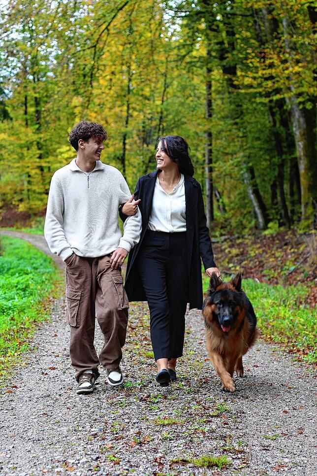 Joana Carreira mit ihrem Sohn Jeremy und ihrem Hund bei einem Spaziergang.