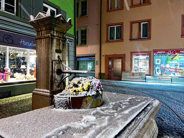 Die weiße Pracht legt sich auf den Brunnen in der Innenstadt.