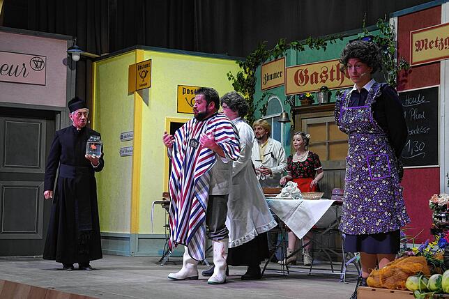 „Da Zeitbscheißer“ der Theatergruppe Homberg-Limpach (von links): Im scheinbar idyllischen Örtchen ist Zeit für Pfarrer (Franz Benz), ...