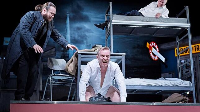 Leben in der Männer-WG: Schlomo Herzl (Thomas Fritz Jung), Hitler (Peter Posniak) und Lobkowitz (Andreas Haase) haben es schwer ...