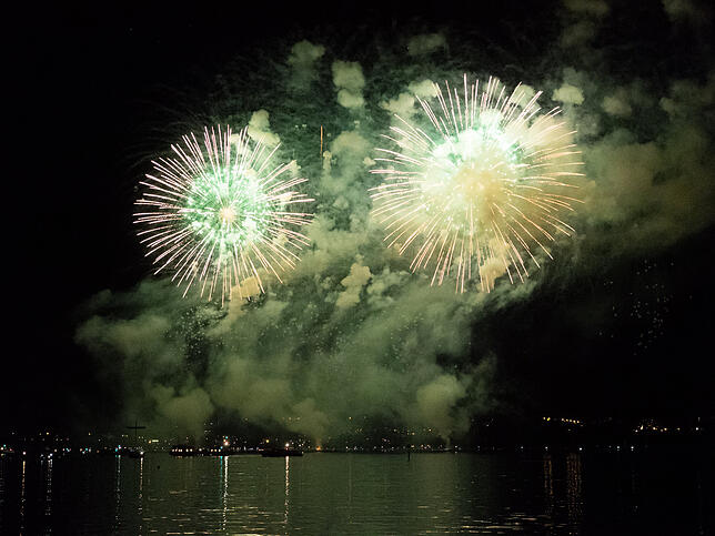 Bild 19: Das Seenachtfest-Feuerwerk vom Logenplatz am Yachthafen: Der Kreuzlinger Teil in Bildern