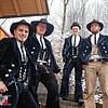 Sie sind auf der Walz und machten in Degerfelden Halt: die Zimmermänner (von links) Micha Geutes, Jorge Pries und Julian Boennen sowie ...