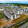 Der Neubau der Industrie- und Handelskammer (IHK) ist fertiggestellt (Stand Mai). Jetzt geht es an den Innenausbau. Auf der Baustelle ...
