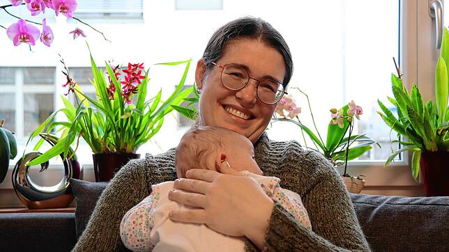 Sandra Völklein mit ihrer Tochter Hannah. Diese kam Mitte Oktober 2022 zur Welt.