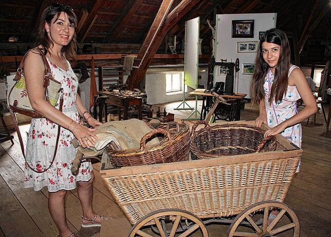 Mutter und Tochter staunen im Bohlinger Dorfmuseum im Rathaus über die historischen Ausstellungsstücke aus früheren Zeiten, links Marisa ...