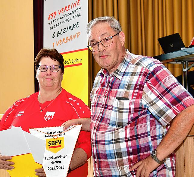 Hochrhein-Bezirksmeister 2023: Jugendleiterin Sabine Maschefski nahm von Staffelleiter Dieter Ruf die Ehrung für den Bezirksliga-Meister ...