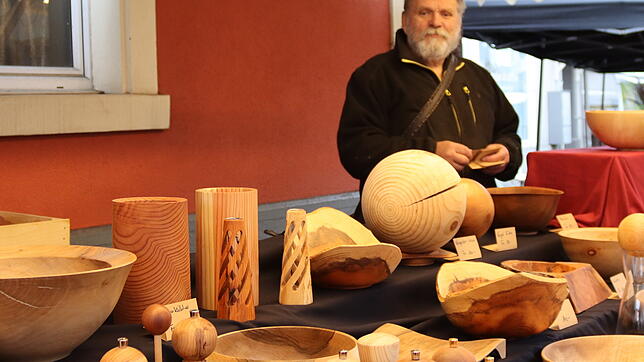 Pfeffermühlen, Schalen, Mottenkugeln: An Paul Rüeggs Stand sind vor allem Gebrauchsgegenstände gefragt.