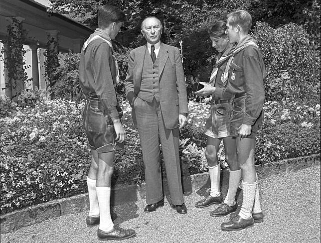 Besuch in Lederhosen: Eine Abordnung junger Pfadfinder sucht den Kanzler im Sommer 1952 zum Gespräch auf dem Bürgenstock auf.