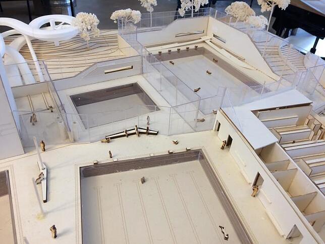 Oben links ist in diesem Modell der Architekten ein Teil der neuen Rutsche zu sehen, die über den Außenbereich führt. Das Quadrat stellt ...