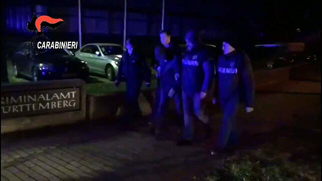 Der Screenshot aus einem Video der italienischen Gendarmerie zeigt Carabinieri, die nach einer Razzia im Jahr 2018 gegen den ...