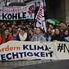 Die Demonstranten der Fridays for Future-Bewegung ließen sich vom schlechten Wetter nicht abhalten und setzten sich für den Klimaschutz ...