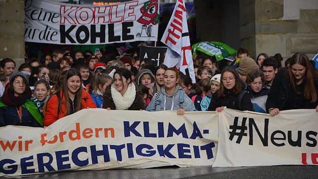 Die Demonstranten der Fridays for Future-Bewegung ließen sich vom schlechten Wetter nicht abhalten und setzten sich für den Klimaschutz ...
