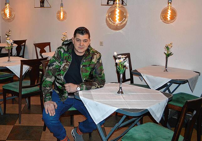 Der Blick von Pächter Dionysios Skendras vom Restaurant „Herrnhuter Haus“ spricht Bände. Die Stühle sind leer, seine Geduld ...