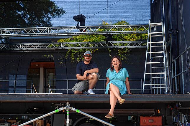 Veranstaltungsleiter Daniel Schweizer und Kulturbüroleiterin Sarah Baltes testen die schöne Aussicht über den See, den die Auftretenden ...