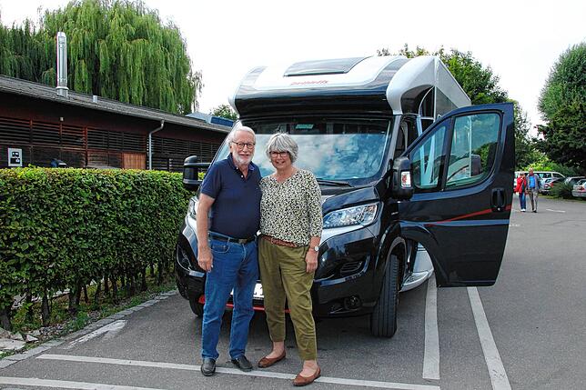 Karin und Hans-Heinrich Dyballa aus Lübeck sind mit einem gemieteten Wohnmobil auf einer Weintour quer durch Deutschland. Der Bodensee ...