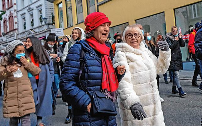 Viele hielten sich an die Maskenpflicht, andere hielten sich nicht daran.