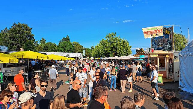 Blick auf die Uferpromenade beim Seehasenfest.