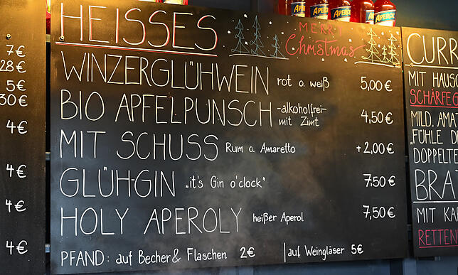 Preistafel im Stand für Winzerglühwein auf der Marktstätte