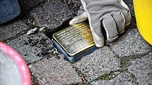 An zwei Terminen wurden im Jahr 2023 elf Stolpersteine in St. Blasien verlegt: neun im Mai und zwei weitere im Dezember. Auch Angehörige ...