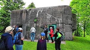 Einer nach dem anderen darf hinein in den Infanteriebunker Eichhof. Obwohl er von außen groß wirkt, ist der Platz im Inneren stark begrenzt.