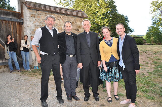 Gruppenbild mit Schirmherr: Vorstandsmitglied der Zeitschleuse Thomas Fechtig (von links), Marcus Joos, Erzbischof Georg Gänswein ...