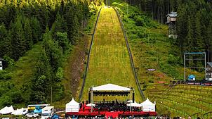 Das Festival findet am Fuß der Hochfirstschanze in Titisee-Neustadt im Freien statt.