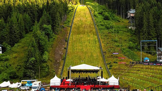 Das Festival findet am Fuß der Hochfirstschanze in Titisee-Neustadt im Freien statt.
