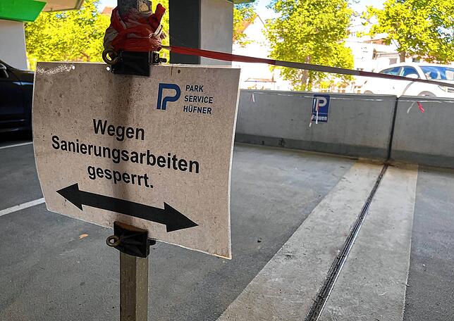 Wegen Sanierungsarbeiten gesperrt – das steht seit Monaten an mehreren Stellen im Parkhaus Theater am Ring. Saniert wurde bisher ...