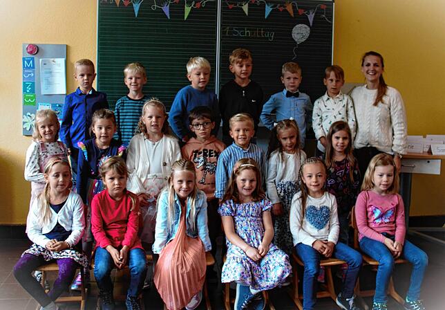 21 Jungen und Mädchen wurden in die Grundschule Weizen eingeschult. Klassenlehrerin ist Jenny Hägele.