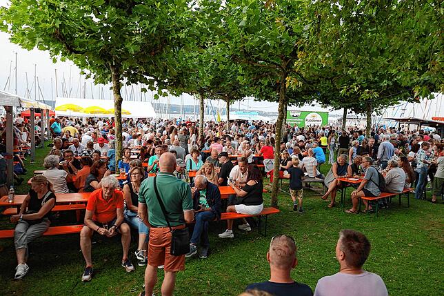 Bild 27: Party direkt am Bodensee: Beim Staader Hafenfest 2025 treffen sich die Konstanzer