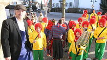 BU Mit vielen kunterbunten Pumuckln zog Fanfarenzug-Dirigent Joachim Förderer als Meister Eder zum Rathaussturm in Friedingen. Bild: ...