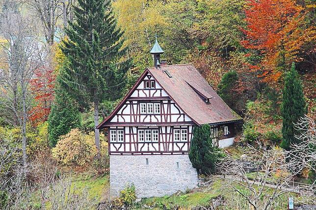 Das malerische Mesnerhäuschen im Fachwerkstil, das beim großen Stadtbrand 1826 verschont blieb, gilt als das zweitälteste Gebäude von ...