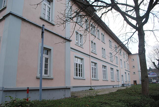 Auf der Rückseite des Kornhauses entstehen eine Außentreppe und ein Fahrstuhl.