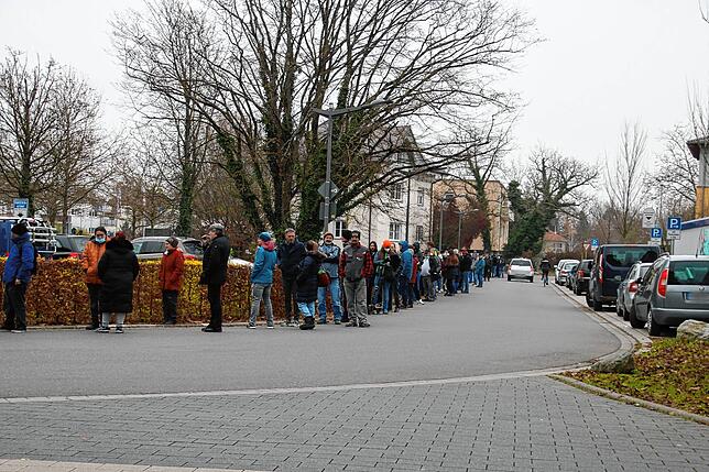 Bild 3: Lange Schlange am Gemeindeimpftag: Vor dem Milchwerk sammeln sich zahlreiche Impfwillige