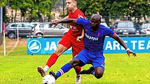 Der 1. FC Rielasingen-Arlen (Albert Malaj, links) hat sich beim SV Hollenbach (Boris Nzuzi) nicht durchsetzen können und unterlag 0:4.