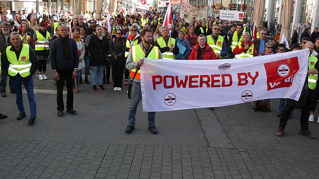 Etwa 600 Personen folgen dem Aufruf der Gewerkschaft Verdi, die Arbeit am Mittwoch, 22. März, niederzulegen. Sie kommen auch aus den ...