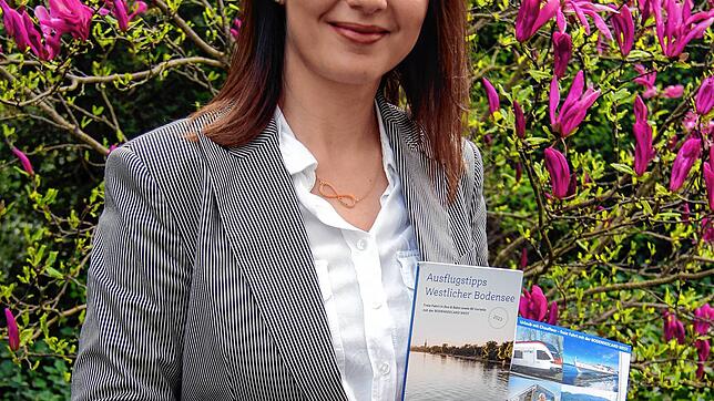 Kulturamtsleiterin Jessica Trombetta freut sich über die Vorteile der Bodenseecard West, die jeder Gast, der Kurtaxe zahlt, erhält. ...