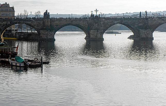 Die Moldau fließt unter der Prager Karlsbrücke hindurch.