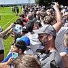 Rund 500 Fans sind Anfang August beim öffentlichen Training von Bayer Leverkusen auf dem Sportplatz in Aasen mit dabei. Auf dem Bild ...