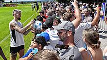Rund 500 Fans sind Anfang August beim öffentlichen Training von Bayer Leverkusen auf dem Sportplatz in Aasen mit dabei. Auf dem Bild ...