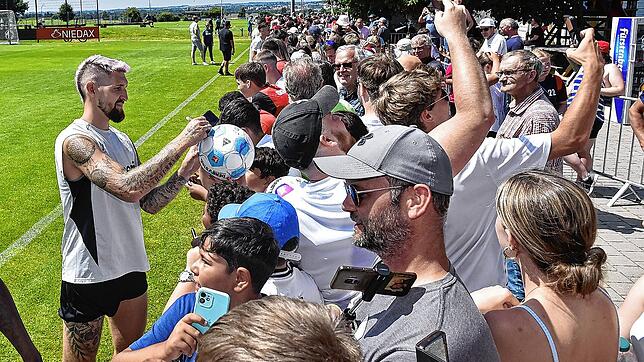 Rund 500 Fans sind Anfang August beim öffentlichen Training von Bayer Leverkusen auf dem Sportplatz in Aasen mit dabei. Auf dem Bild ...